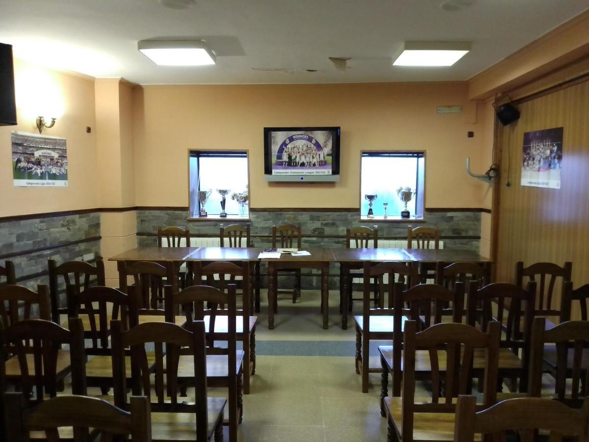 Hostal 2 Estrellas -Restaurante Las Tres Encinas En El Centro Del Pueblo Cabeza la Vaca Exterior photo