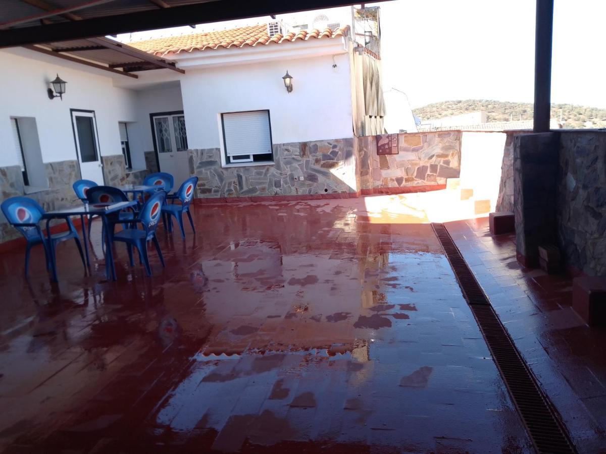 Hostal 2 Estrellas -Restaurante Las Tres Encinas En El Centro Del Pueblo Cabeza la Vaca Exterior photo
